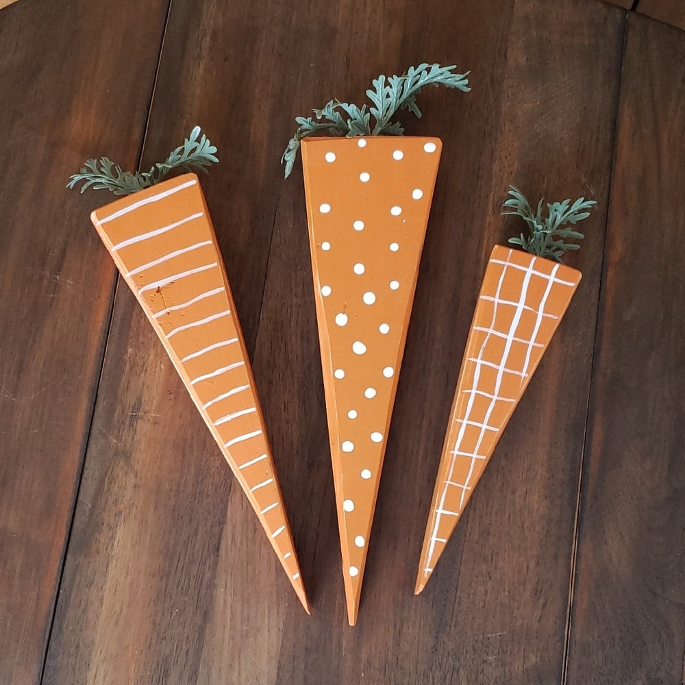 Wooden Distressed Decorative Painted Easter Carrots Set